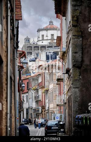 Enge Altstadtallee in Vila Nova de Gaia mit Blick auf das Kloster Serra do Pilar Stockfoto