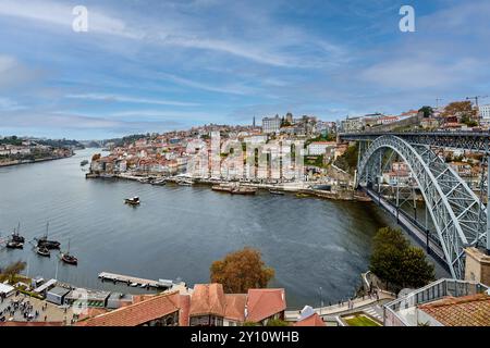 Die Fachwerkbogenbrücke Ponte Dom Luis I über den Douro verbindet Porto mit Vila Nova de Gaia, das Wahrzeichen von Porto wurde 1875 von einem Schüler von Gustave Eiffel erbaut Stockfoto