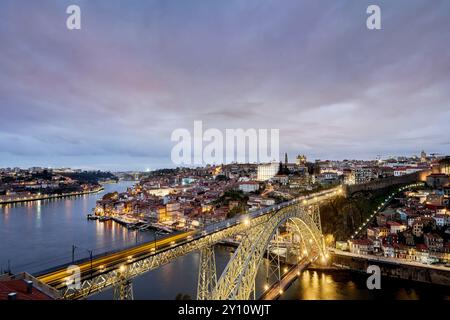 Die Fachwerkbogenbrücke Ponte Dom Luis I über den Douro verbindet die Stadt Porto mit Vila Nova de Gaia, das Wahrzeichen von Porto wurde 1875 von einem Schüler von Gustave Eiffel erbaut, Blick bei Nacht Stockfoto