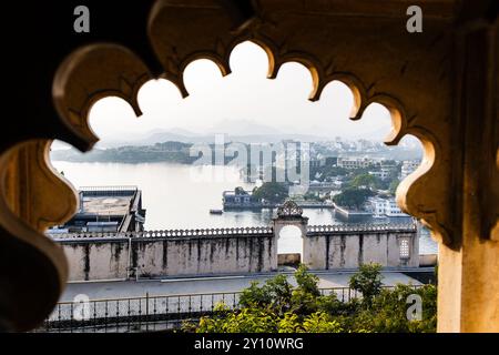 Blick auf den see vom historischen Palastfenster am Tag wird im Stadtpalast, Udaipur rajasthan indien, aufgenommen. Stockfoto