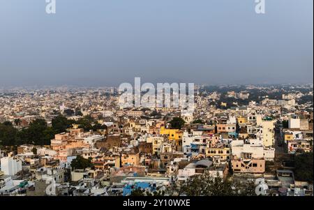 Der Blick auf die überfüllte Stadt vom Gipfel des Berges am Morgen aus einem flachen Winkel wird im Stadtpalast, Udaipur rajasthan indien, aufgenommen. Stockfoto