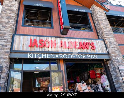 GATLINBURG, TN - 12. März 2024: Jason Aldeans Kitchen and Rooftop Bar ist das Restaurant des beliebten Country-Sängers. Stockfoto