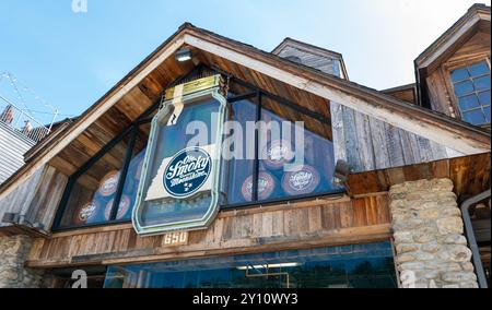 GATLINBURG, TN - 12. März 2024: OLE Smoky Moonshine Gebäude und Schild über dem Vordereingang, von der Straße aus. Stockfoto