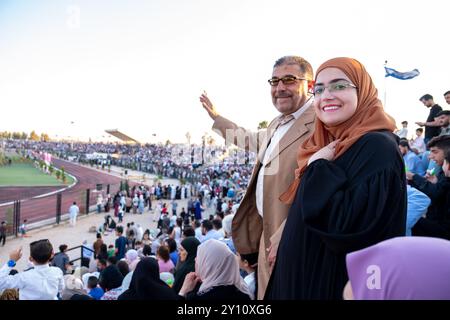 Ein stolzer Vater und seine Tochter in einem Hijab genießen eine freudige Abschlusszeremonie, bei der Familie, Liebe, Erfolg und Gewinnwettbewerb gefeiert werden Stockfoto