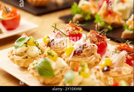 Farbenfrohe Tortilla Wraps und Spießplatten perfekt für Partynacks Stockfoto