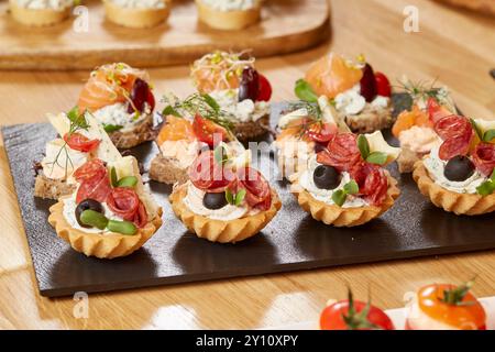 Farbenfrohe Tortilla Wraps und Spießplatten perfekt für Partynacks Stockfoto