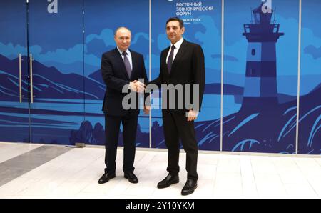 Wladiwostok, Russland. September 2024. Der russische Präsident Wladimir Putin begrüßt den serbischen Vizepremierminister Aleksandar Vulin beim Östlichen Wirtschaftsforum auf der Insel Russki am 4. September 2024 in Wladiwostok, Russland. Quelle: Vyacheslav Prokofyev/Kreml Pool/Alamy Live News Stockfoto