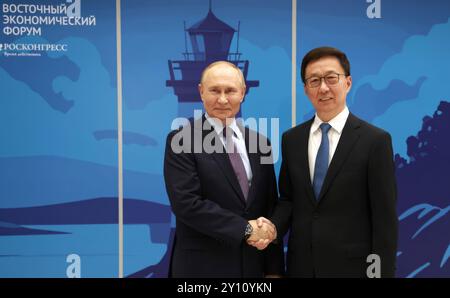 Wladiwostok, Russland. September 2024. Der russische Präsident Wladimir Putin begrüßt den chinesischen Vizepräsidenten Han Zheng auf dem Östlichen Wirtschaftsforum auf der Insel Russki am 4. September 2024 in Wladiwostok, Russland. Quelle: Vyacheslav Prokofyev/Kreml Pool/Alamy Live News Stockfoto