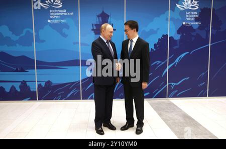 Wladiwostok, Russland. September 2024. Der russische Präsident Wladimir Putin begrüßt den chinesischen Vizepräsidenten Han Zheng auf dem Östlichen Wirtschaftsforum auf der Insel Russki am 4. September 2024 in Wladiwostok, Russland. Quelle: Vyacheslav Prokofyev/Kreml Pool/Alamy Live News Stockfoto