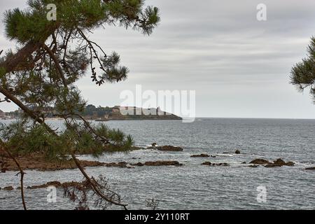 Ein beeindruckender Blick auf Monte Real, von Montelourido an einem bewölkten Tag aus aufgenommen. Das Bild fängt die raue Schönheit der galizischen Küste mit dem Histo ein Stockfoto