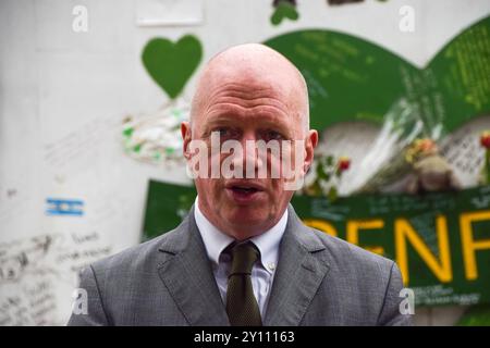 Matt Wrack, Generalsekretär der Feuerwehrunion, spricht mit den Medien neben der Gedenkmauer des Grenfell Tower, während der Untersuchungsbericht veröffentlicht wird. 72 Menschen starben, als 2017 ein Brand in einem Wohnblock in North Kensingon, West London, ausbrach. Stockfoto