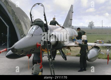 - Aereo da attacco supersonico Dassault Mirage 5 della Aviazione Militare Belga durante esercitazioni NATO nella Base tedesca di Baden Solingen (maggio 1990) - Überschallflugzeug Dassault Mirage 5 der belgischen Luftwaffe während NATO-Übungen auf der deutschen Basis in Baden Solingen (Mai 1990) Stockfoto