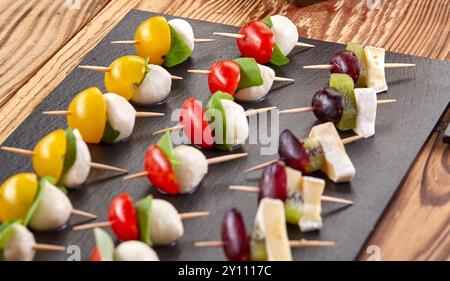 Lebendige Tomaten- und Spießplatten, perfekt für Partys Stockfoto