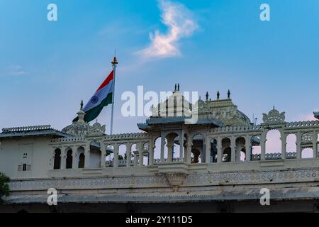 Historischer Palast einzigartige Architektur mit indischen Trikolore und hellblauem Himmel am Abend Stockfoto