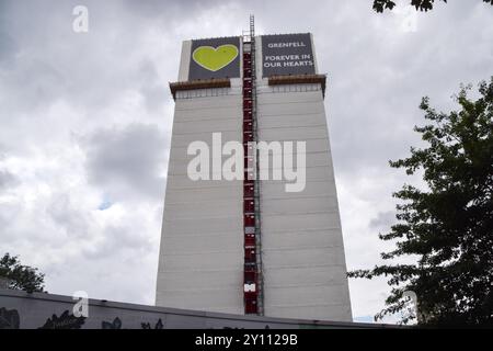 London, Großbritannien. September 2024. Allgemeine Ansicht des Grenfell Tower bei Veröffentlichung des Untersuchungsberichts. 72 Menschen starben, als 2017 ein Brand in einem Wohnblock in North Kensingon, West London, ausbrach. (Credit Image: © Vuk Valcic/SOPA Images via ZUMA Press Wire) NUR REDAKTIONELLE VERWENDUNG! Nicht für kommerzielle ZWECKE! Quelle: ZUMA Press, Inc./Alamy Live News Stockfoto