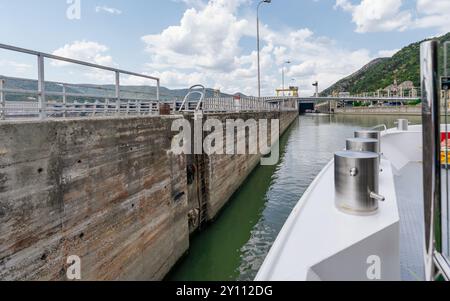 Eingang zum River Lock mit Betonmauern und Bergkulisse Stockfoto