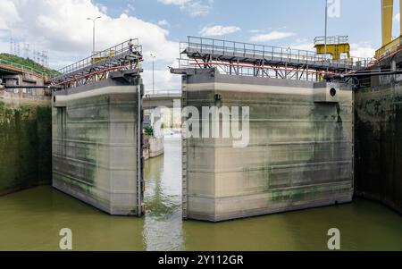 Offene Schleusentore eines Schiffskanals mit Betonwänden und Kontrollstrukturen Stockfoto