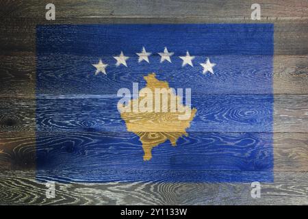 Kosovo-Flagge auf rustikalem alten Holzhintergrund Stockfoto