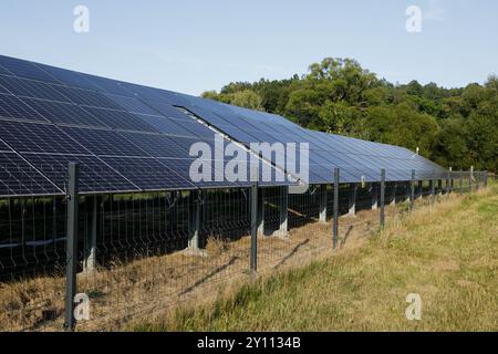 Solarpaneele, auch Photovoltaikanlagen genannt, werden auf dem Gelände eines Gästehauses im Dorf Trzci?sko in der Woiwodschaft Niederschlesien im Südwesten Polens gesehen. Die Beliebtheit erneuerbarer Energiequellen (EE) wächst in Polen, und die Regierung bereitet sich darauf vor, die Berechnungsmethoden für Einzelpersonen und Unternehmen, die Energie für ihren eigenen Bedarf erzeugen und den Überschuss an das Netz übermitteln, erheblich zu ändern. Die polnische Klima- und Umweltministerin Paulina Hennig-Kloska kündigte den Abschluss der Arbeiten an einem Gesetz an, das nicht nur darauf abzielt, das Leben des gegenwärtigen Betrügers zu erleichtern Stockfoto