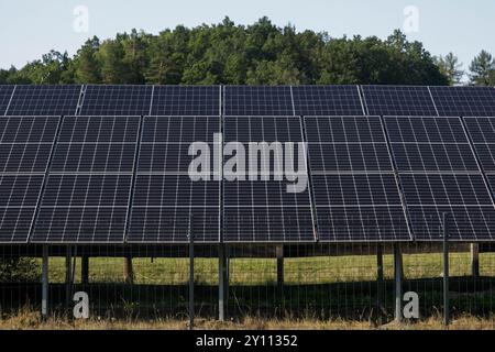 Solarpaneele, auch Photovoltaikanlagen genannt, werden auf dem Gelände eines Gästehauses im Dorf Trzci?sko in der Woiwodschaft Niederschlesien im Südwesten Polens gesehen. Die Beliebtheit erneuerbarer Energiequellen (EE) wächst in Polen, und die Regierung bereitet sich darauf vor, die Berechnungsmethoden für Einzelpersonen und Unternehmen, die Energie für ihren eigenen Bedarf erzeugen und den Überschuss an das Netz übermitteln, erheblich zu ändern. Die polnische Klima- und Umweltministerin Paulina Hennig-Kloska kündigte den Abschluss der Arbeiten an einem Gesetz an, das nicht nur darauf abzielt, das Leben des gegenwärtigen Betrügers zu erleichtern Stockfoto