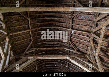 Das Innere zeigt einen hölzernen Fachwerkstuhl aus dem 13. Jahrhundert der gotischen Klosterscheune der Abtei Ter Doest in Lissewege bei Brügge, Westflandern, Belgien Stockfoto