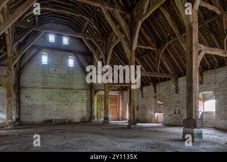 Das Innere zeigt einen hölzernen Fachwerkstuhl aus dem 13. Jahrhundert der gotischen Klosterscheune der Abtei Ter Doest in Lissewege bei Brügge, Westflandern, Belgien Stockfoto