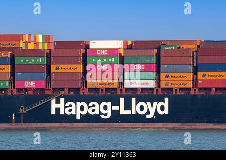 Containerschiff / Containerschiff Hudson Express der Hapag-Lloyd AG Transport- und Containertransportfirma mit Containern beladen Stockfoto