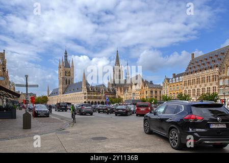 Tuchhalle mit Glockenturm und Autos auf dem Grand Place in der Stadt Ypern/Ieper, Westflandern, Belgien Stockfoto