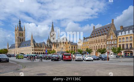 Tuchhalle mit Glockenturm und Autos auf dem Grand Place in der Stadt Ypern/Ieper, Westflandern, Belgien Stockfoto