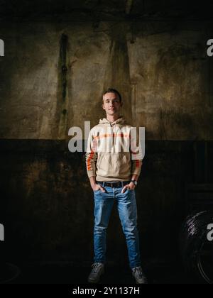 Junger Mann mit Kapuze im Lagerhaus Stockfoto