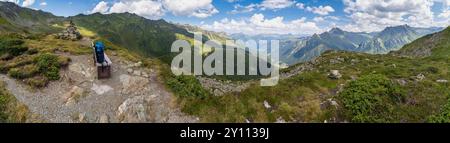 Panoramablick über steile Berge in Vorarlberg, Stein- und felsige Berge mit Almwiesen und Schotterfeldern, Wanderweg durch Weide Stockfoto