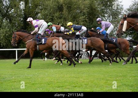 Windsor, Berkshire, Großbritannien. September 2024. Fahrer in den Hamish Johnson Memorial Handicap Stakes (Klasse 6) (Div II). Das Rennen wurde von STINTINO SUNSET (hinten) gewonnen, der von Jockey Dylan Hogan beim Monday Night Racing Meeting auf der Royal Windsor Racecourse in Berkshire gefahren wurde. Besitzer der Stevedores, Trainerin Julia Feilden, Newmarket, Züchter S Clarke, G Parsons & A Wideson, Sponsor Vaillant UK. Kredit: Maureen McLean/Alamy Stockfoto