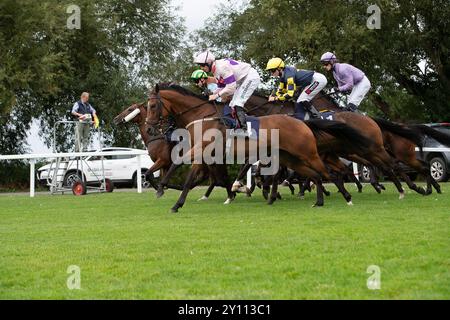Windsor, Berkshire, Großbritannien. September 2024. Fahrer in den Hamish Johnson Memorial Handicap Stakes (Klasse 6) (Div II). Das Rennen wurde von STINTINO SUNSET (hinten) gewonnen, der von Jockey Dylan Hogan beim Monday Night Racing Meeting auf der Royal Windsor Racecourse in Berkshire gefahren wurde. Besitzer der Stevedores, Trainerin Julia Feilden, Newmarket, Züchter S Clarke, G Parsons & A Wideson, Sponsor Vaillant UK. Kredit: Maureen McLean/Alamy Stockfoto