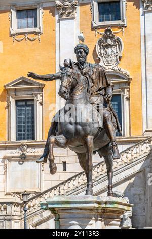 Die beeindruckende Reiterstatue von Marcus Aurelius steht majestätisch auf dem Kapitolshügel und zeigt antike römische Kunst und Geschichte in einer pulsierenden urbanen Umgebung. Stockfoto
