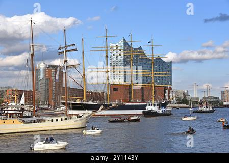 Europa, Deutschland, Hansestadt Hamburg, Hafen, Elbe, Ankunftsparade der restaurierten windjammer Peking, 1911 in Hamburg erbauter Viermeister, Flying P-Liner der Reederei F. Laeisz, Frachtschiff, Konzerthalle Elbphilharmonie Stockfoto