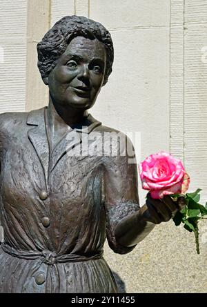Europa, Deutschland, Norddeutschland, Hamburg, Ohnsorgtheater, populäre Schauspielerin, lebensgroße Bronzestatue von Heidi Kabel, Künstlerin Inka Uzoma, am Heidi Kabel Platz, geb. 27. August 1914 in Hamburg, gestorben am 15. Juni 2010 Stockfoto