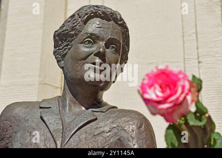 Europa, Deutschland, Norddeutschland, Ohnsorgtheater, populäre Schauspielerin, lebensgroße Bronzestatue von Heidi Kabel, Künstlerin Inka Uzoma, am Heidi Kabel Platz, geboren am 27. August 1914 in Hamburg, gestorben am 15. Juni 2010 Stockfoto