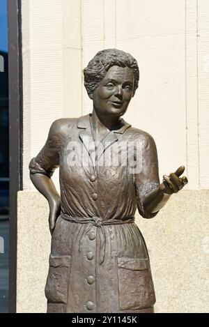 Europa, Deutschland, Norddeutschland, Hamburg, Ohnsorgtheater, populäre Schauspielerin, lebensgroße Bronzestatue von Heidi Kabel, Künstlerin Inka Uzoma, am Heidi Kabel Platz, geb. 27. August 1914 in Hamburg, gestorben am 15. Juni 2010 Stockfoto