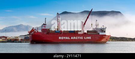 Nanortalik, Grönland – 27. August 2024: Das Frachtschiff Irena Arctca legt im Hafen der Stadt an. Das Schiff wird von der Royal Arctic Line betrieben. Stockfoto