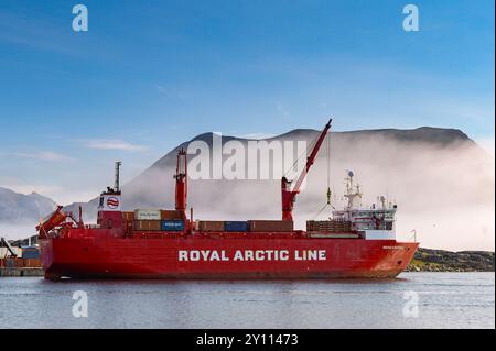 Nanortalik, Grönland – 27. August 2024: Das Frachtschiff Irena Arctca legt im Hafen der Stadt an. Das Schiff wird von der Royal Arctic Line betrieben. Stockfoto