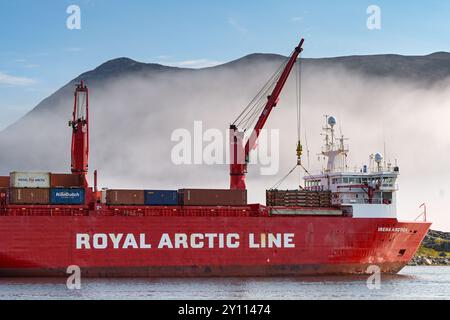 Nanortalik, Grönland – 27. August 2024: Das Frachtschiff Irena Arctca legt im Hafen der Stadt an. Das Schiff wird von der Royal Arctic Line betrieben. Stockfoto