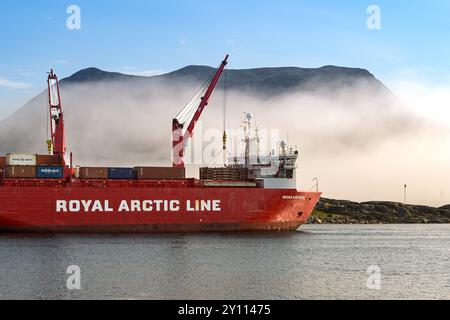 Nanortalik, Grönland – 27. August 2024: Das Frachtschiff Irena Arctca legt im Hafen der Stadt an. Das Schiff wird von der Royal Arctic Line betrieben. Stockfoto