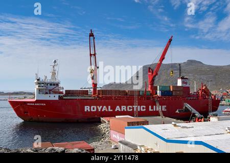 Nanortalik, Grönland – 27. August 2024: Das Frachtschiff Irena Arctca legt im Hafen der Stadt an. Das Schiff wird von der Royal Arctic Line betrieben. Stockfoto