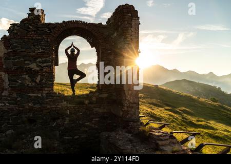 Yoga am Abend auf der Colle di Tenda Stockfoto