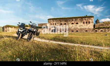 BMW GS Motorräder vor dem Fort Central du Col de Tende Stockfoto