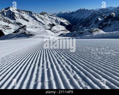 Skigebiet Stubaier Gletscher, frisch präparierte Piste, Schneekatze, Rillen, Stubaier Alpen, Winterlandschaft, blauer Himmel, Natur, Berge, Aktivität, Skifahren, Stubaital, Tirol, Österreich Stockfoto