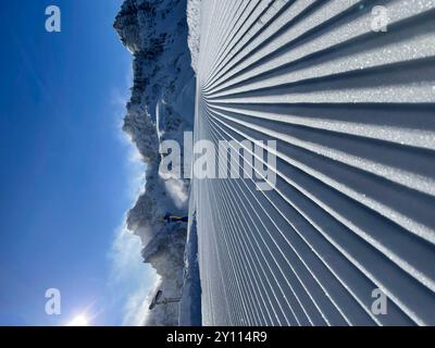 Skigebiet Axamer Lizum, frisch präparierte Piste, Rillen einer Schneekatze, Hoadl, Kalkkögel, Stubaier Alpen, Winterlandschaft, blauer Himmel, Natur, Berge, Aktivität, Skifahren, Innsbruck-Land, Axams, Tirol, Österreich Stockfoto