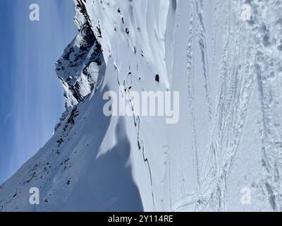 Skigebiet Arlberg, Warth-Schröcken, Blick auf schneebedeckte Berge, Winterlandschaft, blauer Himmel, Natur, Berge, Aktivität, Skifahren, Tirol, Vorarlberg, St. Anton, Lech, Zürs, Vorarlberg, Österreich Stockfoto