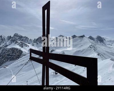 Skigebiet Axamer Lizum, Gipfelkreuz Pleisen, Hoadl, Kalkkögel, Stubaier Alpen, Winterlandschaft, blauer Himmel, Natur, Berge, Aktivität, Skifahren, Innsbruck-Land, Axams, Tirol, Österreich Stockfoto