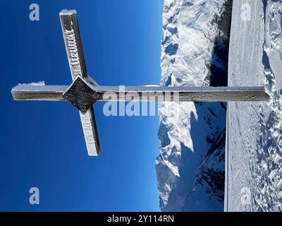 Skigebiet Axamer Lizum, schneebedecktes Gipfelkreuz an der Bergstation, Hoadl, Kalkkögel, Stubaier Alpen, Winterlandschaft, blauer Himmel, Natur, Berge, Aktivität, Skifahren, Innsbruck-Land, Tirol, Österreich Stockfoto